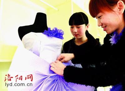 环保创意展风采 小学生手工纸质啦啦队服装获央视少儿频道关注