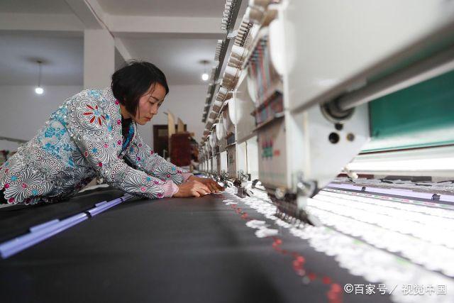 苗族90后姑娘解毅力成 一套2600元的苗绣服装，年销千套赚30万